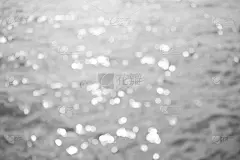 黑白模糊散景在海水与过度光。