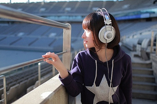 女孩戴耳机的唯美图带上耳机聆听音乐