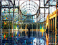                                                                                                                         西班牙马德里丽池公园水晶宫（Palacio de Cristal），在阳光折射下的彩虹般的光芒美极了！
水晶宫位于马德里所有公园中最大和最美丽的皇家公园——丽池公园（Buen Retiro的意思是"理想的静居处"）的中央。仿照伦敦的水晶宫于1887年