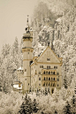 德國新天鵝堡Neuschwanstein Castle，這座城堡是巴伐利亞國王路德維希二世建造，位在德國巴伐利亞省福森市，在德國東南與奧地利的邊界上，城堡就蓋在隸屬阿爾卑斯山山脈一個近一千公尺高的山頂上新天鵝堡的外型也激發了許多現代童話城堡的靈感，包括美國加州迪士尼樂園和香港迪士尼樂園的睡美人城堡。
