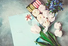 杏仁饼和棉花糖放在桌子背景上的盒子里。前视图。副本的空间。