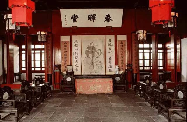 古代大户人家的客厅，中堂必不可少！_厅堂 : 板壁前：放长条案，条案前是一张四仙或八仙方桌，左右两边配扶手椅或太师椅，以右主、左宾或左上右下为 ...