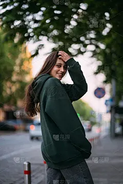 可爱的长头发女孩的肖像看着相机