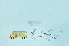 剪纸校车的蓝色背景。手工制作的。copyspace