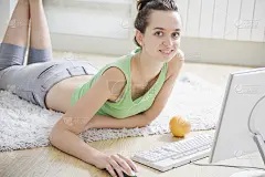 一个年轻女子和电脑