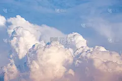 蓝天映衬着云朵