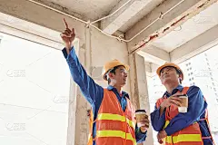 承建商与同事谈话