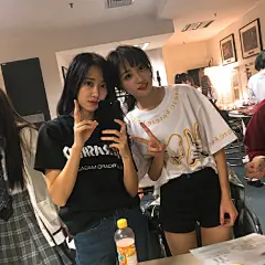 三天的微博捏成一天来发
舞台很闪耀也很危险  有的问题出乎意料 也不必要找理由解释 即然揭开了短处给大家看 就有和大家一起进步的决心
不过今天要和大家暂时告别一下 我推掉了最近的一切通告去安排一场流浪 我有需要去处理和想明白的事情   
你们乖乖等我回来 ​​​​