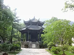 10462662_201607231547140531747161
七律 五月游兰亭谒王右军祠 缑城龙山 人 中兴
兰亭胜地冠今古，魏晋风流天下闻。
曲水行觞传盛事，茂林修竹仰清芬。
惠风畅叙三春禊，朗日清游五月曛。
祠宇巍然多石刻，登堂此日谒将军。