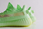 一抹绿的小清新~
YEEZY BOOST 350 V2 “Glow In The Dark ” 将于本月25日正式登场发售！ ​​​​