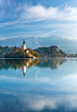 #9月哪儿好玩# 布莱德湖，被誉为斯洛文尼亚最美丽的湖泊也是全国最著名的景点，让这个小国享誉世界。四周被阿尔卑斯山麓环抱，碧蓝如翡翠的湖水来自阿尔卑斯高山雪水，清透见底。