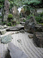 jardin zen dont les sillons représentent l'eau, ses flots et ses vagues
