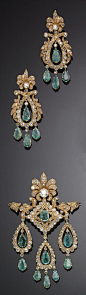 黄金，祖母绿和钻石项链和耳环