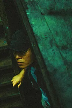 一组《隐秘的角落》官方发布的剧照。

胶片质感里能品出每一个角色的特质，手机壁纸有了。 ​​​​