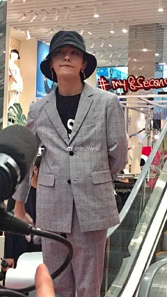 #权志龙##权志龙母胎solo# 2017.05.01 八秒见面会！睡前把所有视频都完整的仔细的舔了一遍。发现小表情太多了……说：你偷吃了多少可爱豆我现在酥到不行…… 2韩国·首尔 ​​​​