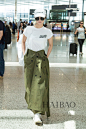 2017年6月14日讯，王珞丹现身机场：白色T恤搭配Maison mihara yasuhiro军绿色长裙，脚穿白色运动鞋