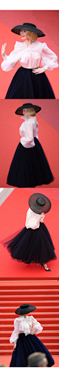 #Style# Elle Fanning in Dior New Look

本届戛纳电影节评委艾丽范宁亮相主竞赛单元电影《好莱坞往事》首映红毯！今天妹妹这身特别好，复古风情，像是五十年代穿着 Dior New Look 的贵妇穿越到 2019，点题且惊艳。 ​​​​