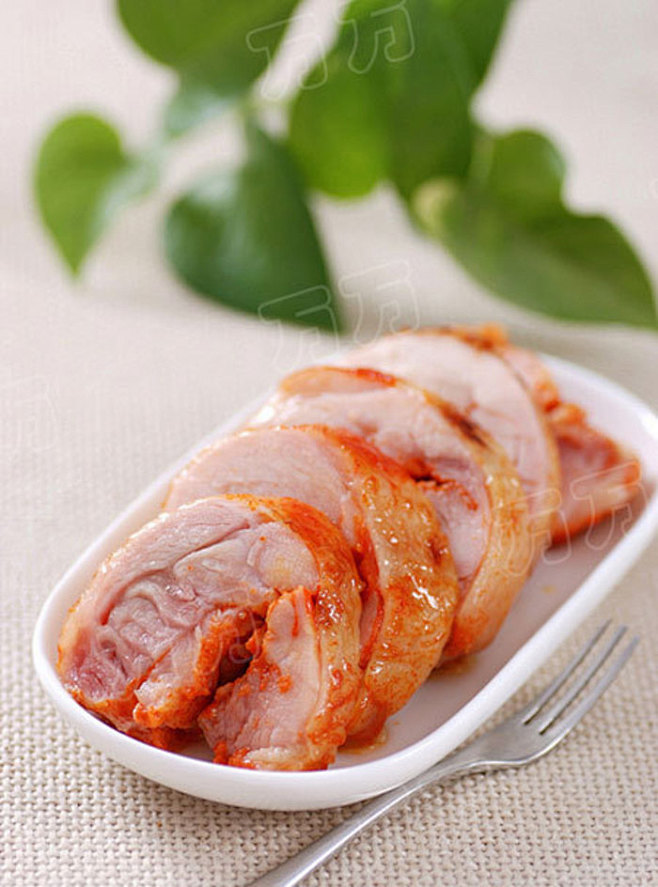 新奥尔良烤鸡腿卷 原料：鸡大腿2只； 调...