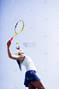 女网球运动员服务