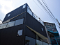 Tokyo Balconies / KINO Architects  




东京建筑密度很高，其“地理地图”明确了这片起伏的土地，“城市规划和分区管理条例”对该建设有很大的影响。这所房子的所在地正将这两个地图的特点成功地结合了起来。






该地远离东京中心的繁华购物街。该地的南部属于“商业”区，北部属于“第一优先住宅”地带。其北侧还是住宅区。这两个区域对于建筑的高度有不同的规定。该设计计划在这两个区域的边界充分利用建筑。整个设计包括四层楼，顶楼有一个朝......