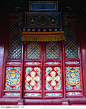 古代门窗艺术-红色木门上彩色花纹