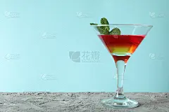 蓝底草莓橙果冻鸡尾酒杯