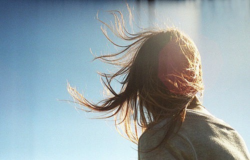 不经意间我们都长大了唯美女生背影图片