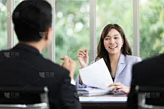 亚洲女商人在办公室谈论或讨论这个项目