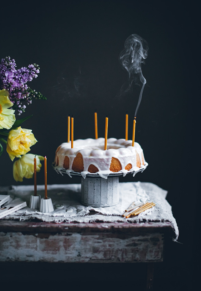 Easy Lemon Bundt Cak...