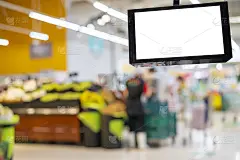 超市里的液晶电视屏幕模糊了收银员的视线。