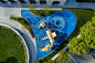 万科嘉兴·环萃园 景观设计 /  MPG摩高景观设计 : 项 目介绍 PurposeofProject 万科环萃园地处嘉兴城市未来发展的重点区域，项目旨在提升城市界面气质，创造现代地标性景观。在设计之初考虑打破以往人们对示范区的高冷印象，以公园体系中的主要元素—中心草坪和环路为骨架，融入公园式的自然感受和互动体验。 Amodernisticinterpretativedemonstrationgardenbasedondifferentialtwo-di...