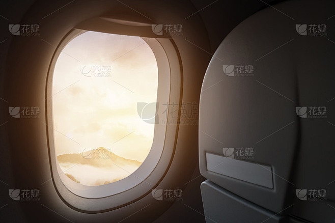 乘飞机旅行和旅行的概念。美丽的山和雾与金...