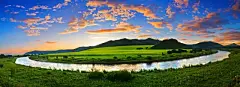夏季的阿尔山，蓝天白云，绿满山川，花遍沃野，山泉清冽……七八月平均温暖最高20℃，森林覆盖率超过86%，有两个国家森林公园、一个国家地质公园、一个国家湿地保护区和一个国家重点风景名胜区坐落其中。阿尔山有著名的七大天池，另有六个著名的堰塞湖，各有妙趣，是上天倾倒的满盘珠玉，为苍莽的大兴安嵌上了颗颗明亮的眼睛。最奇特的，还当数炎炎夏日不化的“冰川”，令人叫绝称奇。贴士：阿尔山市是一个只有7000人口的旅游城市，旺季住宿建议提前预订，阿尔山森林公园内有宾馆，也可以住在离附近的伊尔施小镇