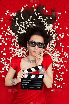 带着3D眼镜、爆米花和导演隔板的困惑女孩