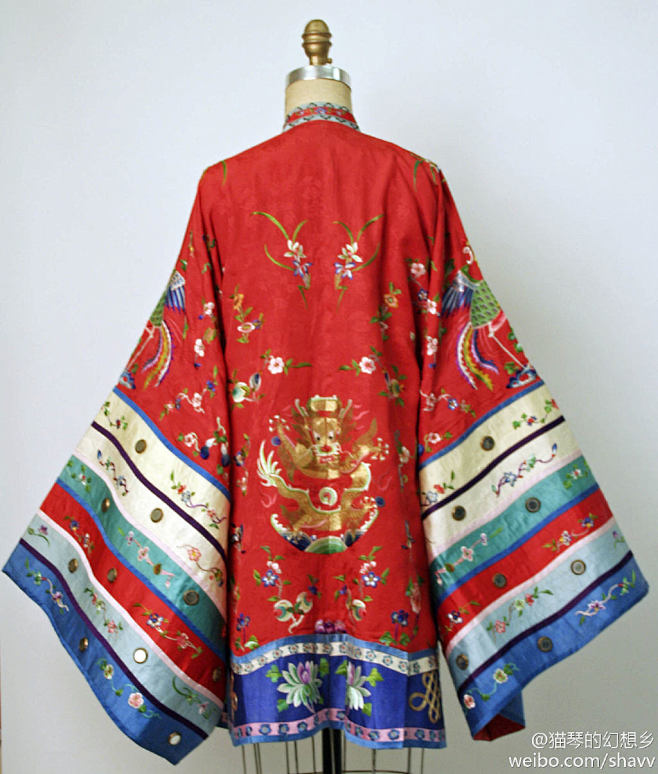 这套真是很漂亮，很华丽，这套衣服还配有凤...