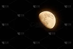 月球三分之二66%的相位是通过长焦望远镜拍摄的。