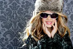 儿童时尚金发女孩与毛皮冬季大衣和帽子