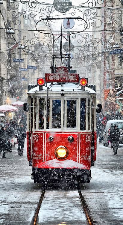 在雪中運行的電車。 #街景# #美景#
