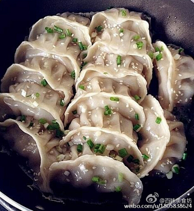 【芹菜牛肉锅贴】
1.包饺子；2.平底...