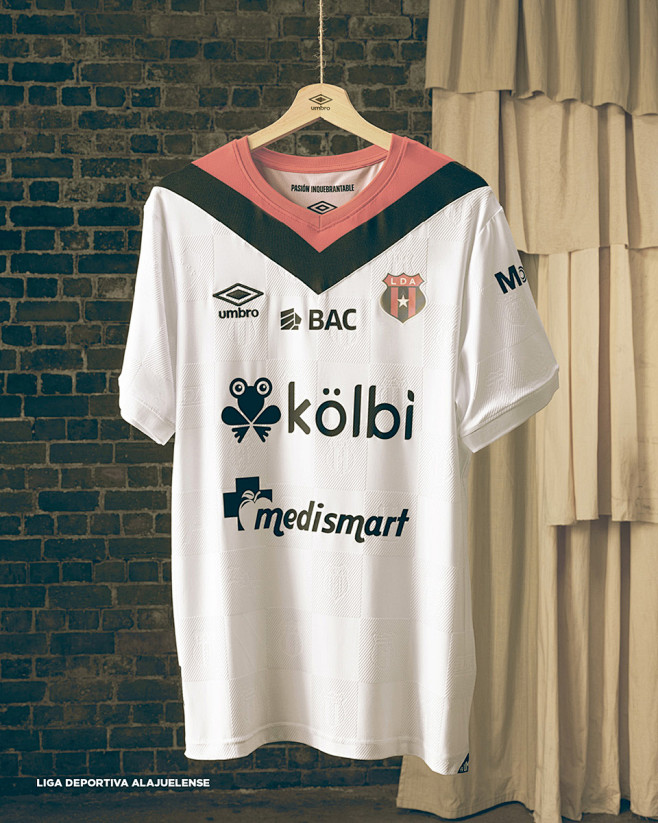Umbro 赞助俱乐部百年纪念款球衣 ©...