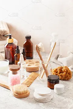 零浪费环保卫生浴室概念。木制牙刷可重复使用肥皂垫刷化妆品