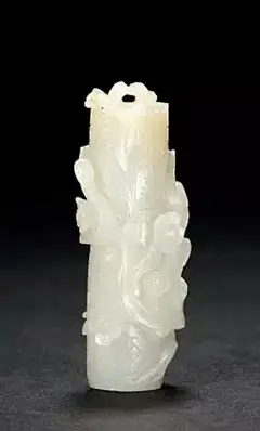在中国传统文化中，扇坠不仅作为文人扇子的装饰，相当于一张文化名片，是身份地位、个人情趣格调的代言物，并成为官吏士绅、骚人墨客十分看重的文玩雅物。
来源：壹号收藏