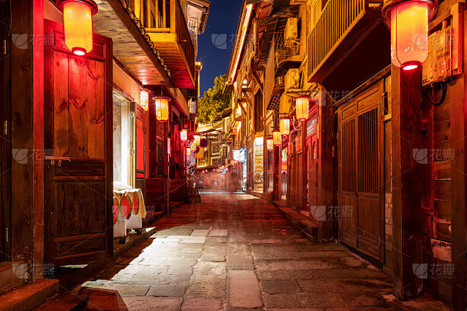 中国重庆古镇街道夜景