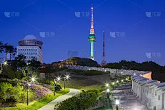 汉城塔夜景与韩国老墙配灯。