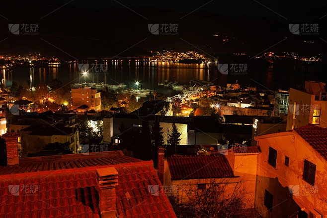 从山上到黑山市布德瓦的夜景。布德瓦市的出版物，海报，屏保，壁纸，明信片，横幅，封面，帖子的夜景