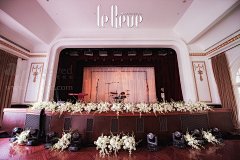 京玺国际【田园小清新婚礼】 By @京玺国际 :  田园小清新风格的婚礼，充满鲜花绿植。别出心裁地选用镜面桌位表&amp;水牌，布置银白色的走马灯、欧式烛台、镜子等，让婚礼现场充满梦幻感，闪闪发光。每位宾客都有一个专属于自己的酒塞名片卡。简单的笔记簿签到，体现着婚礼在繁华外表之下的纯粹，是永恒的幸福烙印。