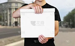 一个拿着一张白纸的男人。拿着一本小册子。关闭了。城市的背景