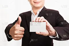 友善的商人拿着名片，竖起大拇指，微笑着