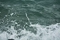 水纹理背景与飞溅和下降。