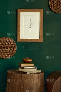时尚的客厅内部在现代住宅设计棕色木制咖啡桌，书，藤条装饰，模拟海报框架，个人配件在家居装饰。